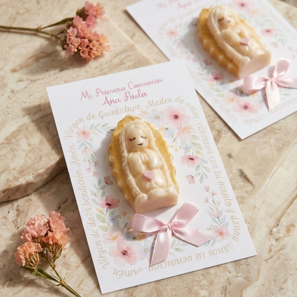 Vela artesanal en relieve de la Virgen de Guadalupe, presentada en tarjeta personalizada con diseño floral y moño rosa, ideal como recuerdo para primera comunión.