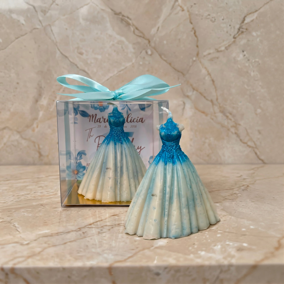 Recuerdo para quince años, vela personalizada de vestido en tono azul.