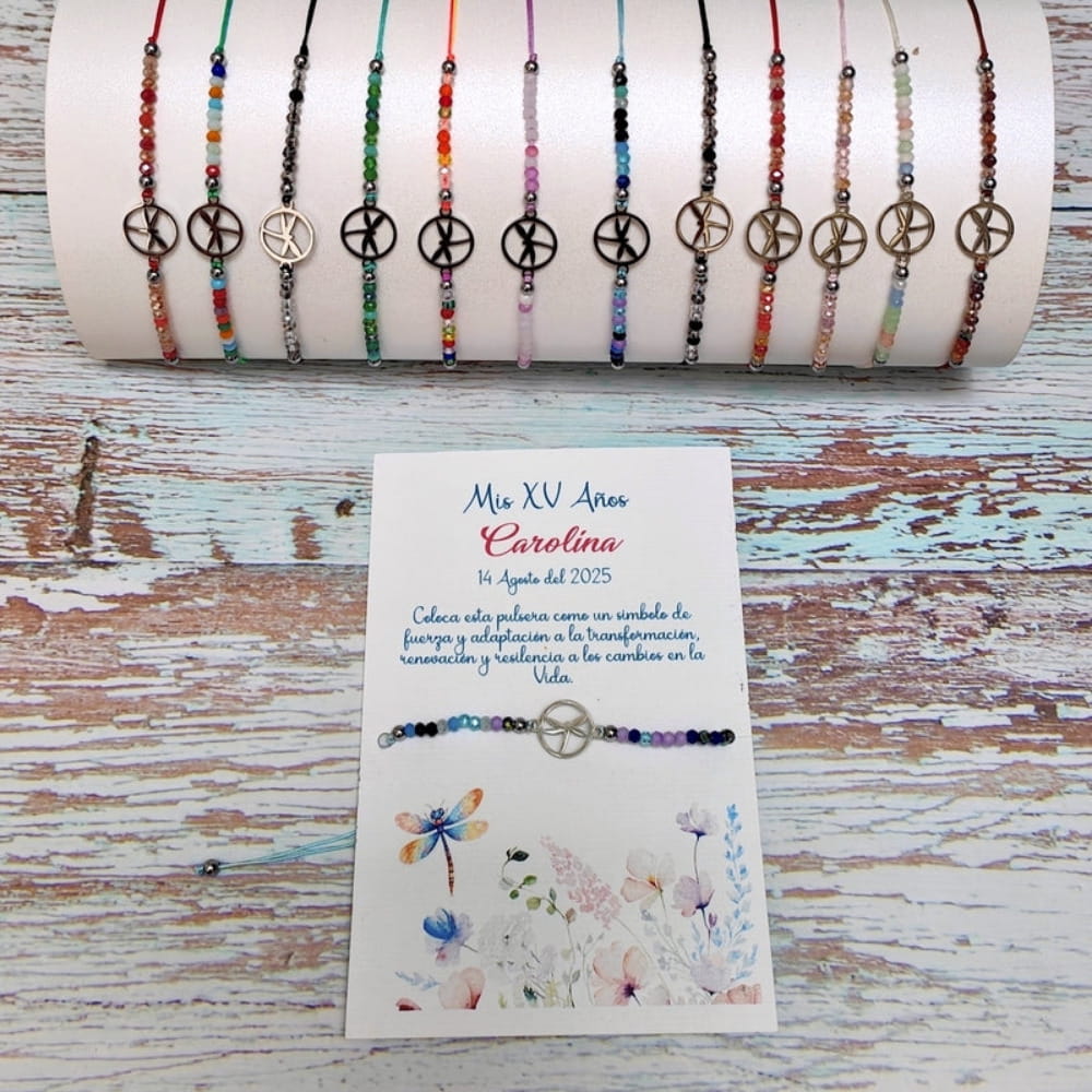 Recuerdos de XV años con pulseras de libélula de colores y tarjeta personalizada.