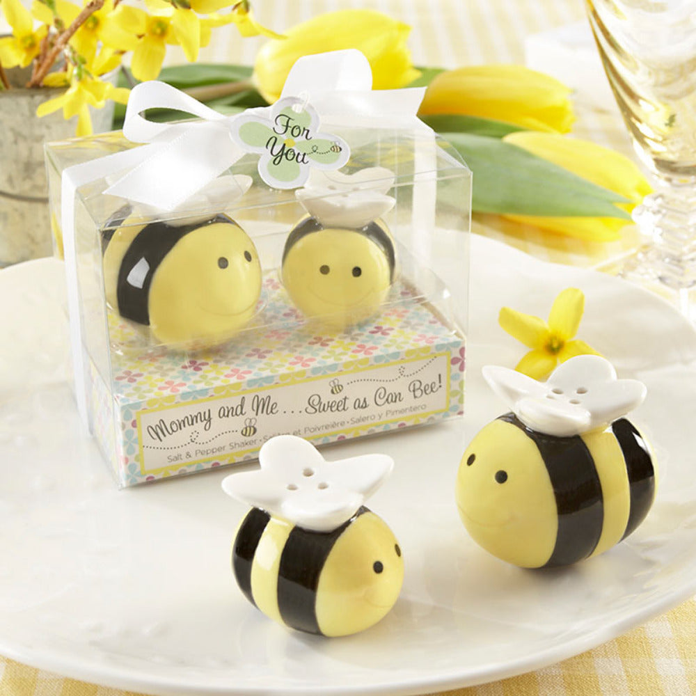 Juego de salero y pimentero en forma de abejitas, presentado en caja transparente decorada con moño, ideal como recuerdo para baby shower.