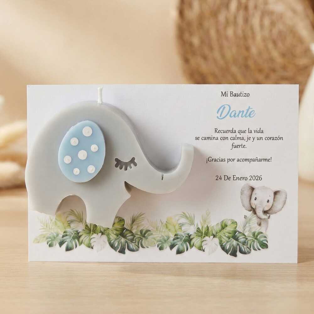 Recuerdo de bautizo con vela en forma de elefante gris y azul, en tarjeta personalizada para tu evento en la CDMX.