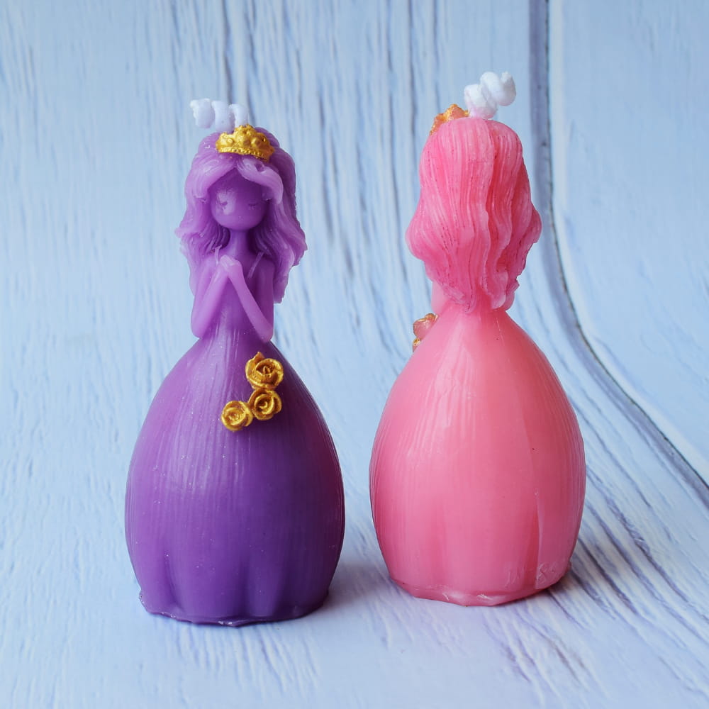 Recuerdos de XV años de vela en forma de quinceañera rezando en colores morado y rosa.