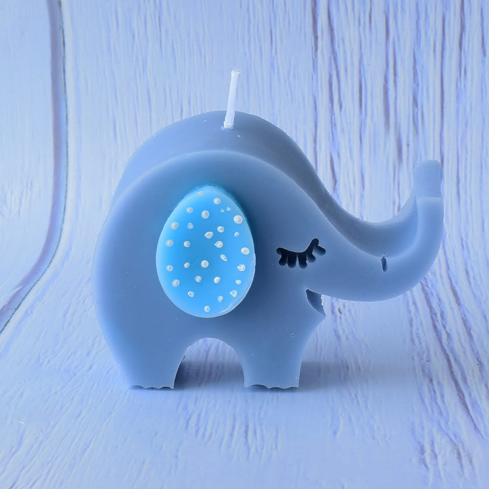 Vela de elefante gris con su oreja de color azul