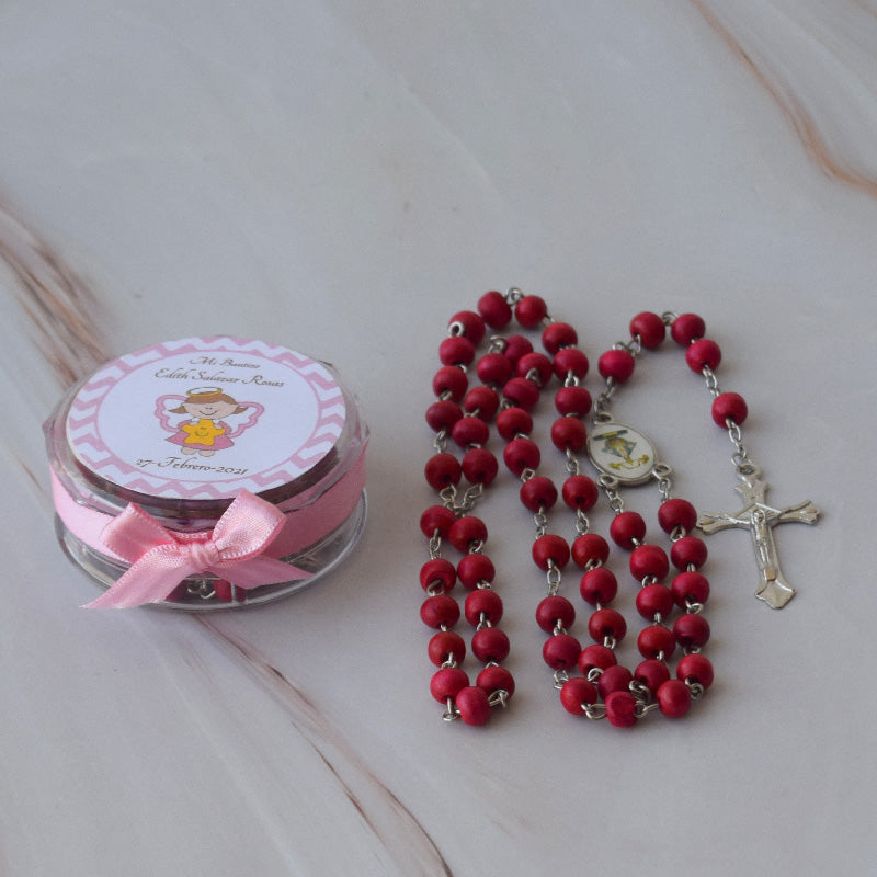 Rosario de madera de palo de rosa con cuentas rojas y crucifijo plateado, ideal como recuerdo para eventos religiosos.