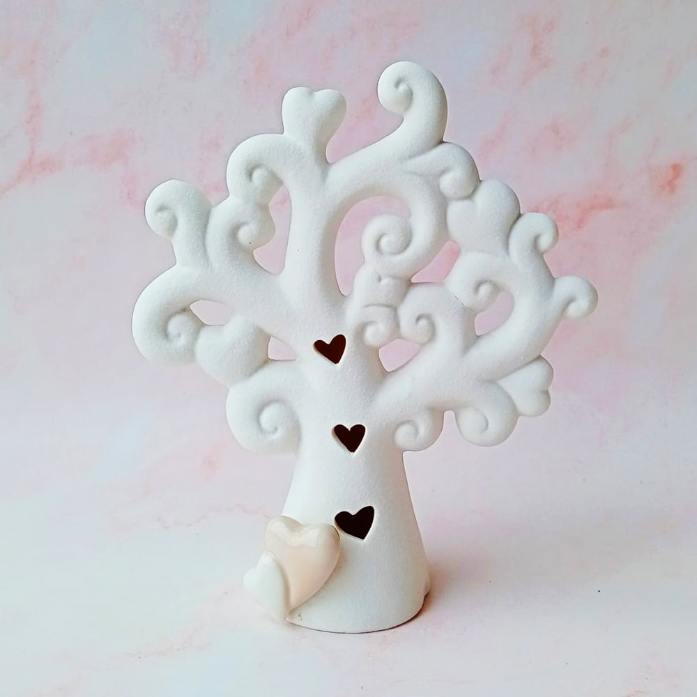 Escultura decorativa de cerámica blanca en forma de árbol de la vida con detalles curvos, ideal para recuerdo de boda.