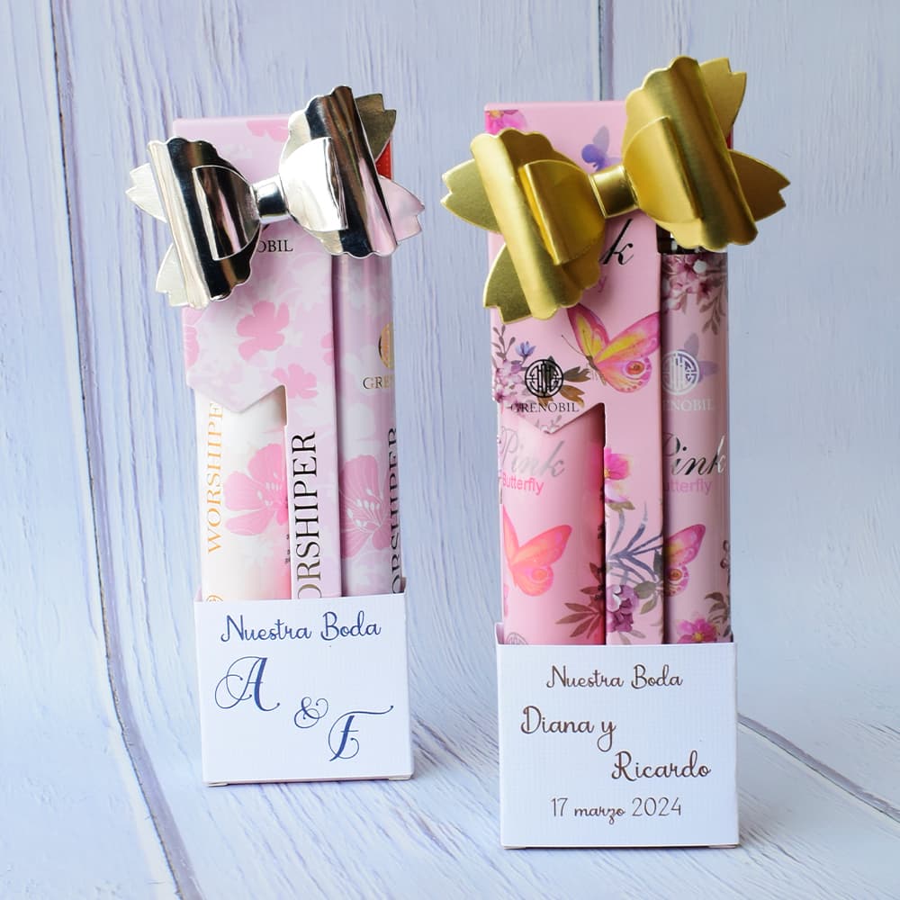 Kit de perfume y crema personalizado con los datos del evento y un moño dorado.