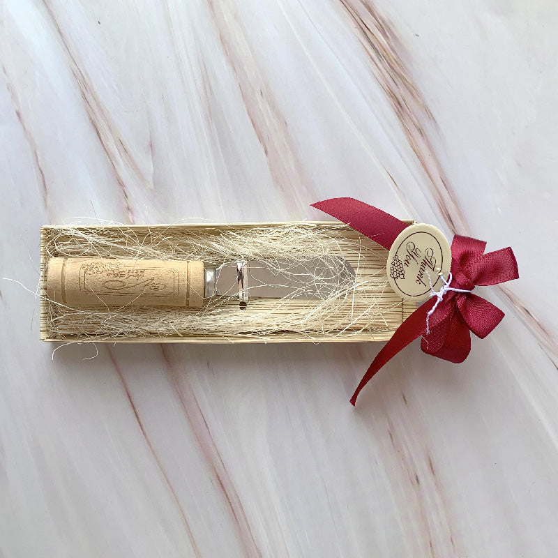 Untador de queso mantequilla con mango corcho de vino.