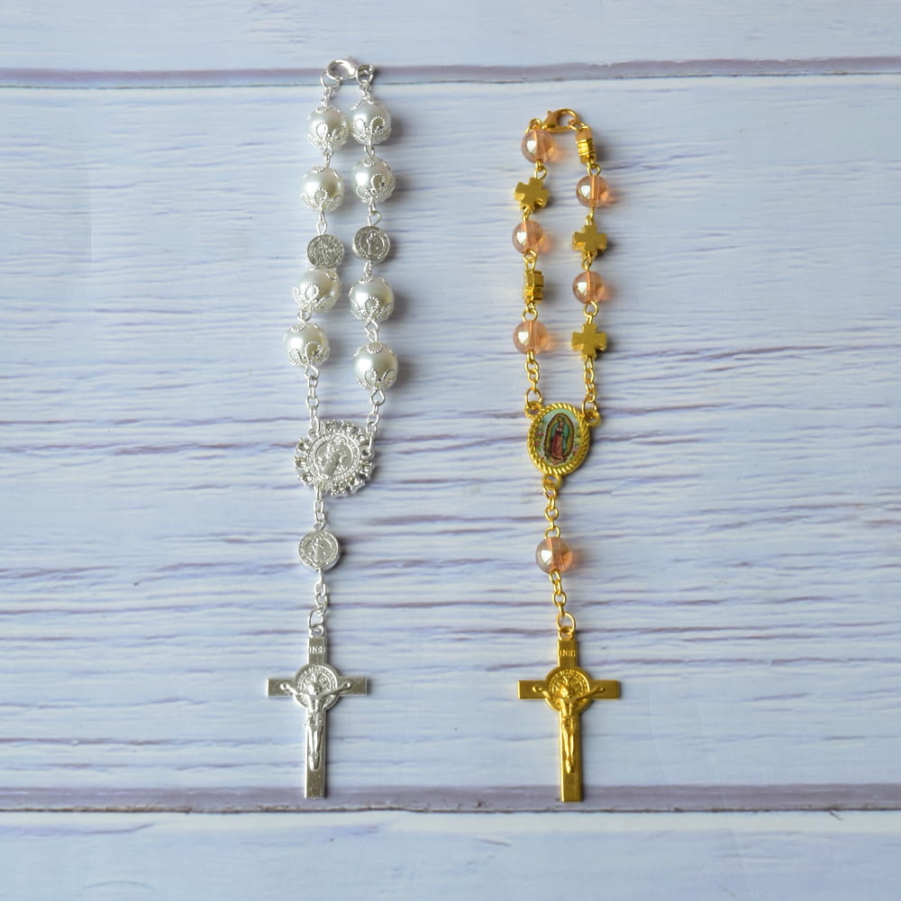 Decenarios religiosos en color plata y oro con cuentas decorativas.