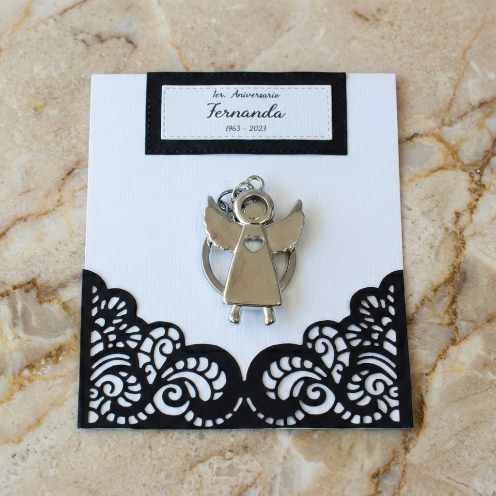 tarjeta personalizada con nombre y fechas para aniversario luctuoso, con llavero de ángel de metal