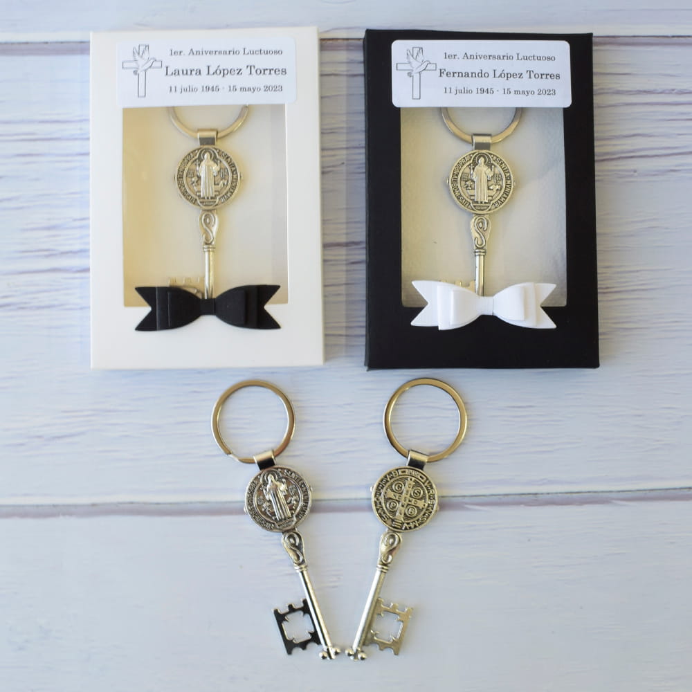 Recuerdos luctuosos de llaveros en forma de llave de San Benito en cajas personalizadas blanco y negro.