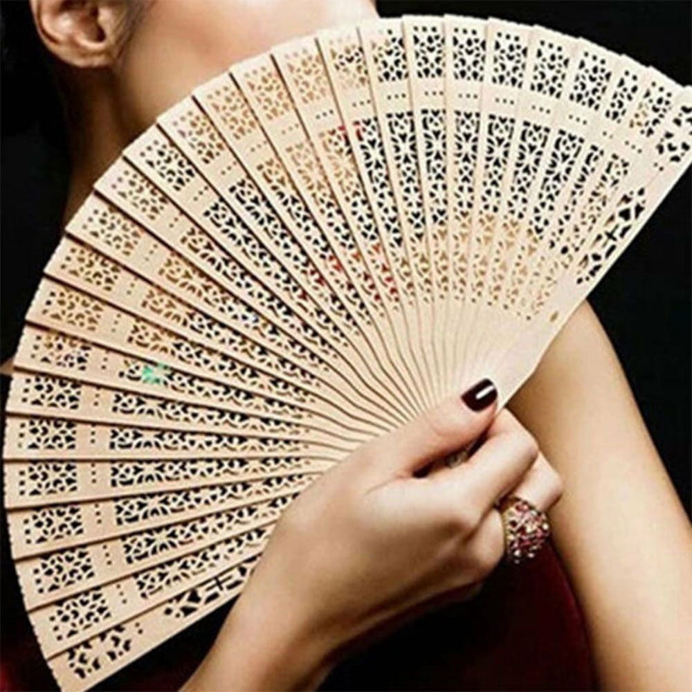 Abanico de madera con diseño calado para recuerdos de boda, bautizo o eventos sociales.