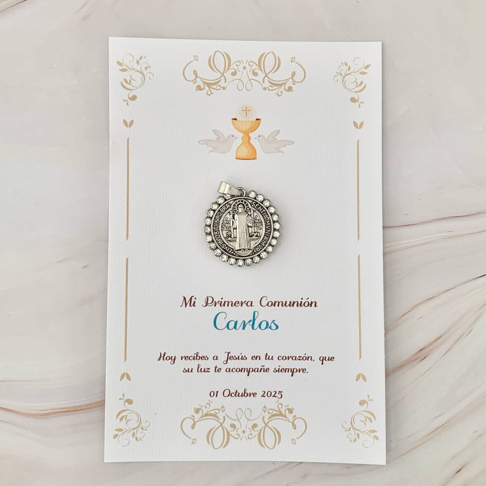 Medalla de San Benito de metal con pedrería sobre tarjeta personalizada, recuerdo de Primera Comunión para niño en CDMX.