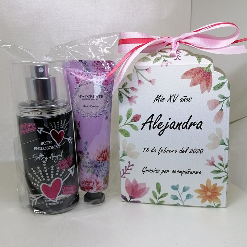 Kit de recuerdos para XV años con fragancia corporal, crema de manos y tarjeta personalizada sobre fondo blanco.