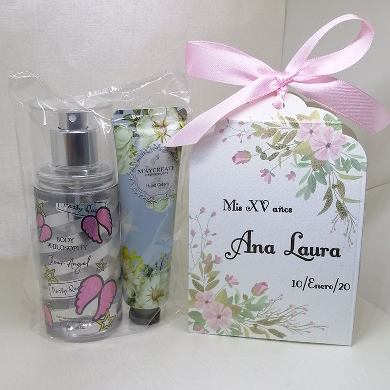 Kit de recuerdos para XV años con fragancia corporal, crema de manos y tarjeta personalizada sobre fondo blanco.