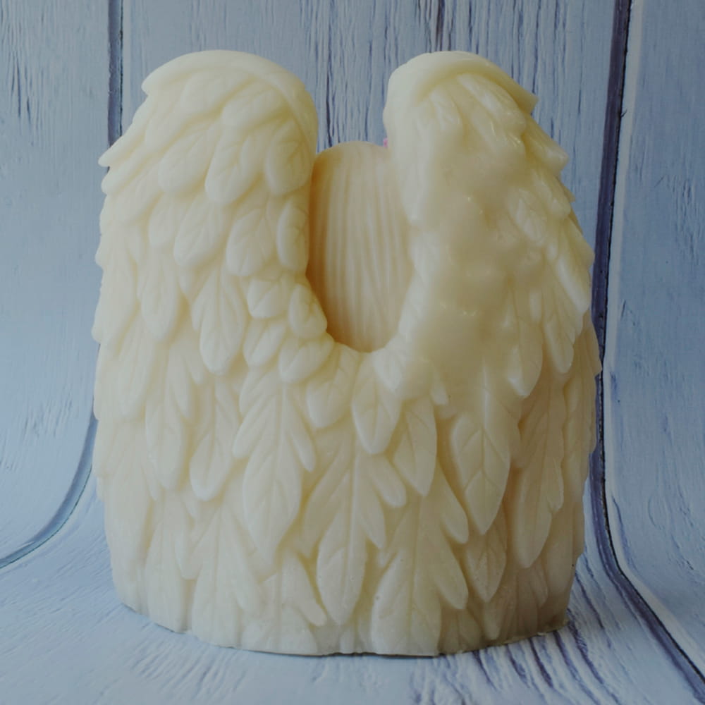 Vela artesanal con forma de ángel de la guarda abrazando a un niño, ideales como recuerdos para eventos religiosos.