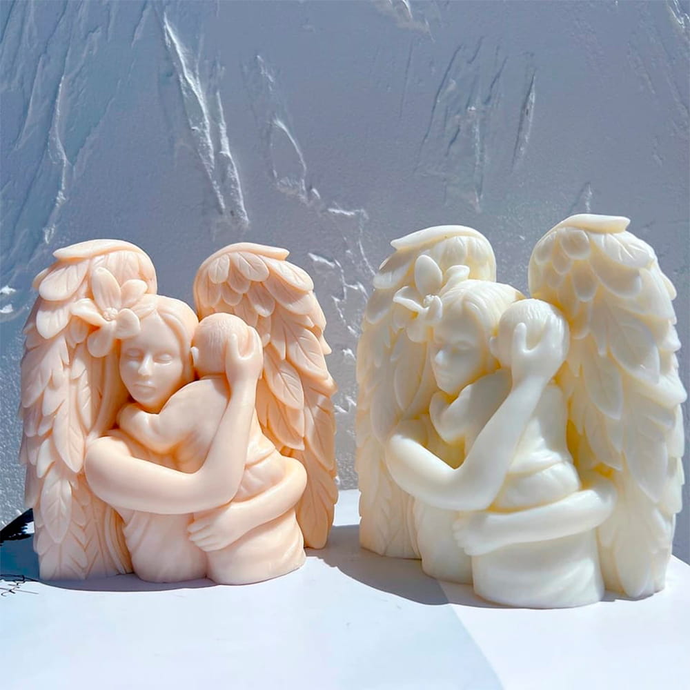 Velas artesanales con forma de ángel de la guarda abrazando a un niño, ideales como recuerdos para eventos religiosos.
