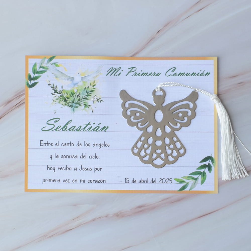 Separador de libros de metal plateado en forma de ángel con tarjeta personalizada, ideal para recuerdo de Primera Comunión de niño.