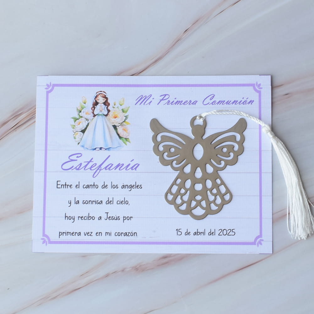 Separador de libros de metal plateado en forma de ángel sobre una tarjeta personalizada con motivos morados, recuerdo de Primera Comunión de niña en CDMX.