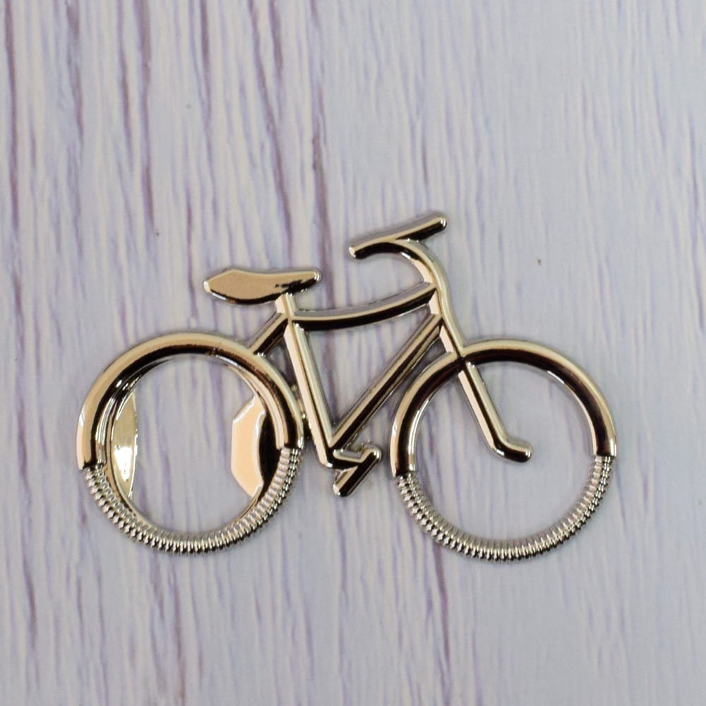 Destapador de bicicleta plateada.