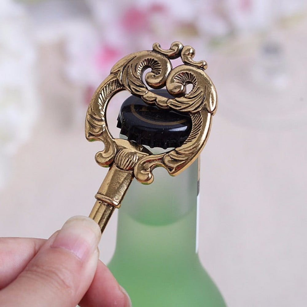 Destapador de botellas en forma de llave antigua con diseño vintage en color oro viejo, recuerdo útil y elegante para invitados de boda y eventos sociales.