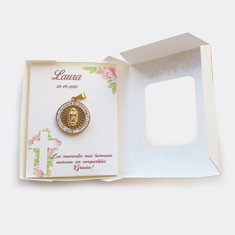 Medalla dorada de la Virgen de Guadalupe en estuche personalizado, elegante recuerdo para XV años, bautizos o eventos religiosos.