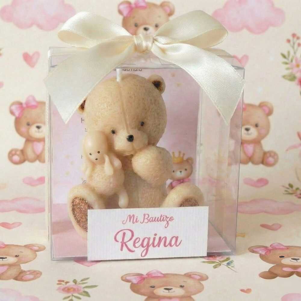 Vela artesanal en forma de osito para recuerdo de bautizo de niña, presentada en caja de acetato con moño de listón crema y etiqueta personalizada.
