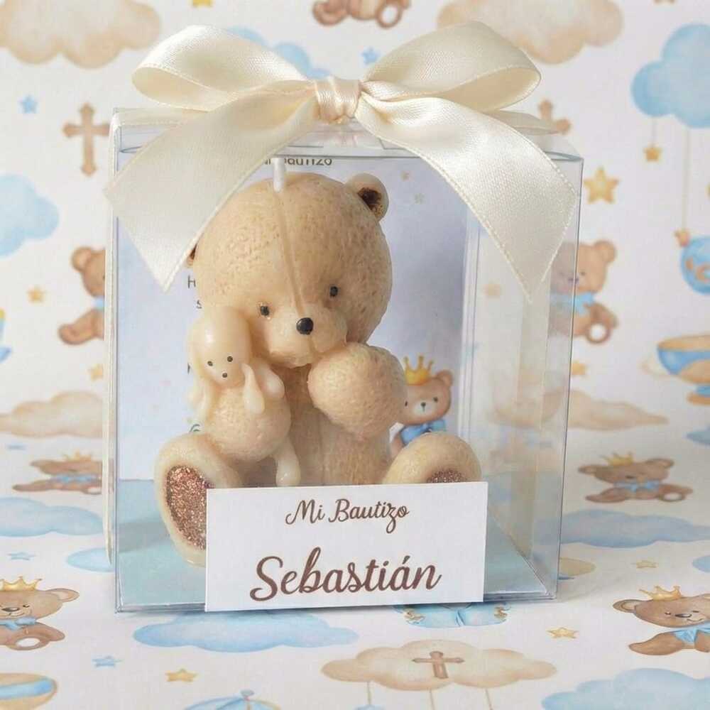 Vela artesanal en forma de osito para recuerdo de bautizo de niño, presentada en caja de acetato con moño de listón crema y etiqueta personalizada con nombre.