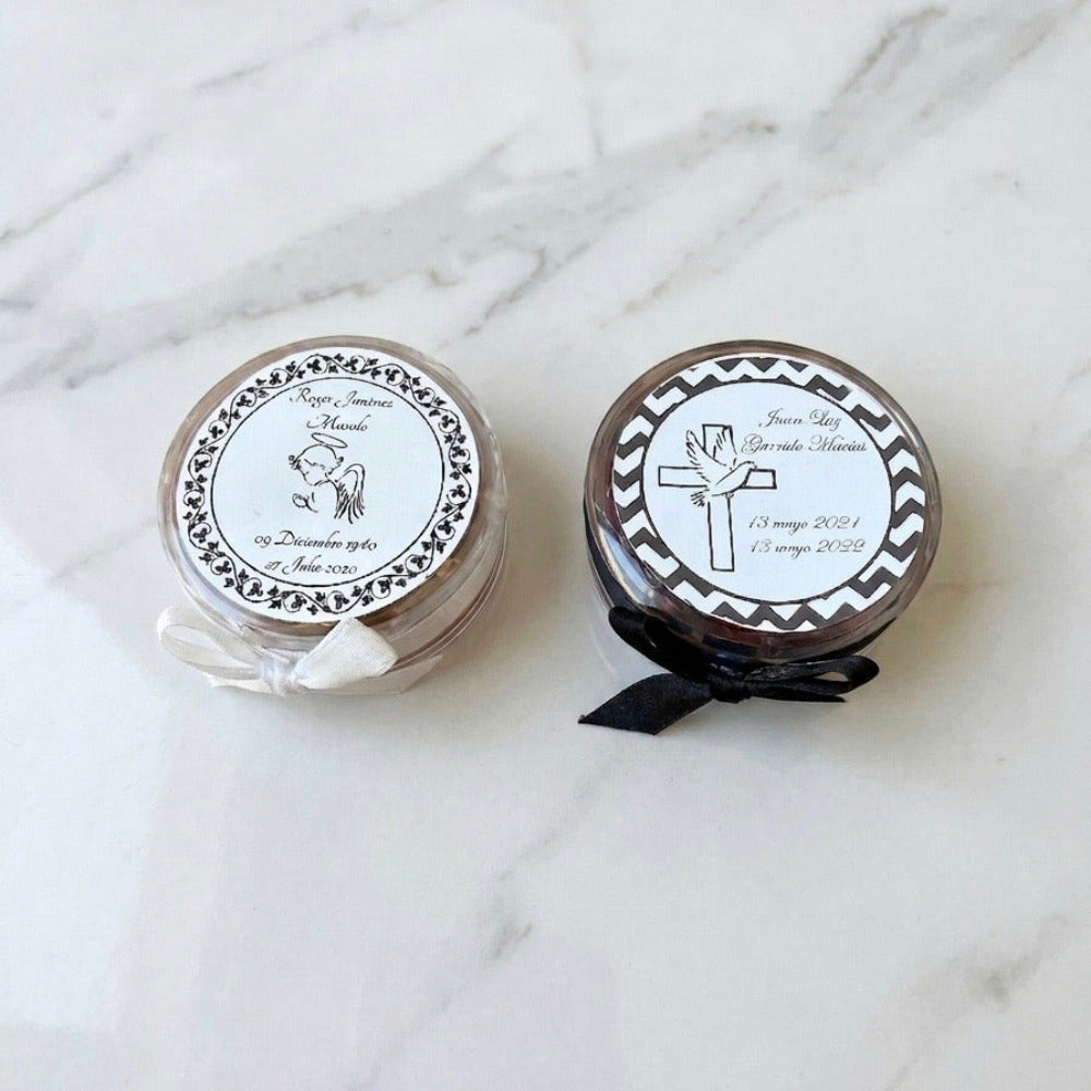 Recuerdos para aniversario luctuoso en estuches circulares personalizados con listón, ideales para entregar rosarios o bolos en funerales.