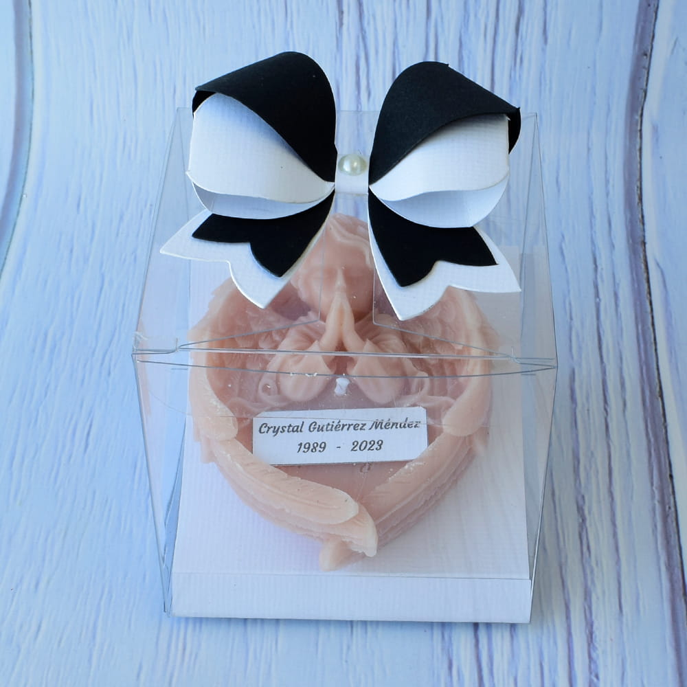 Vela blanca artesanal en forma de ángel orando, ideal como recuerdo personalizado para eventos religiosos y ceremonias luctuosas.