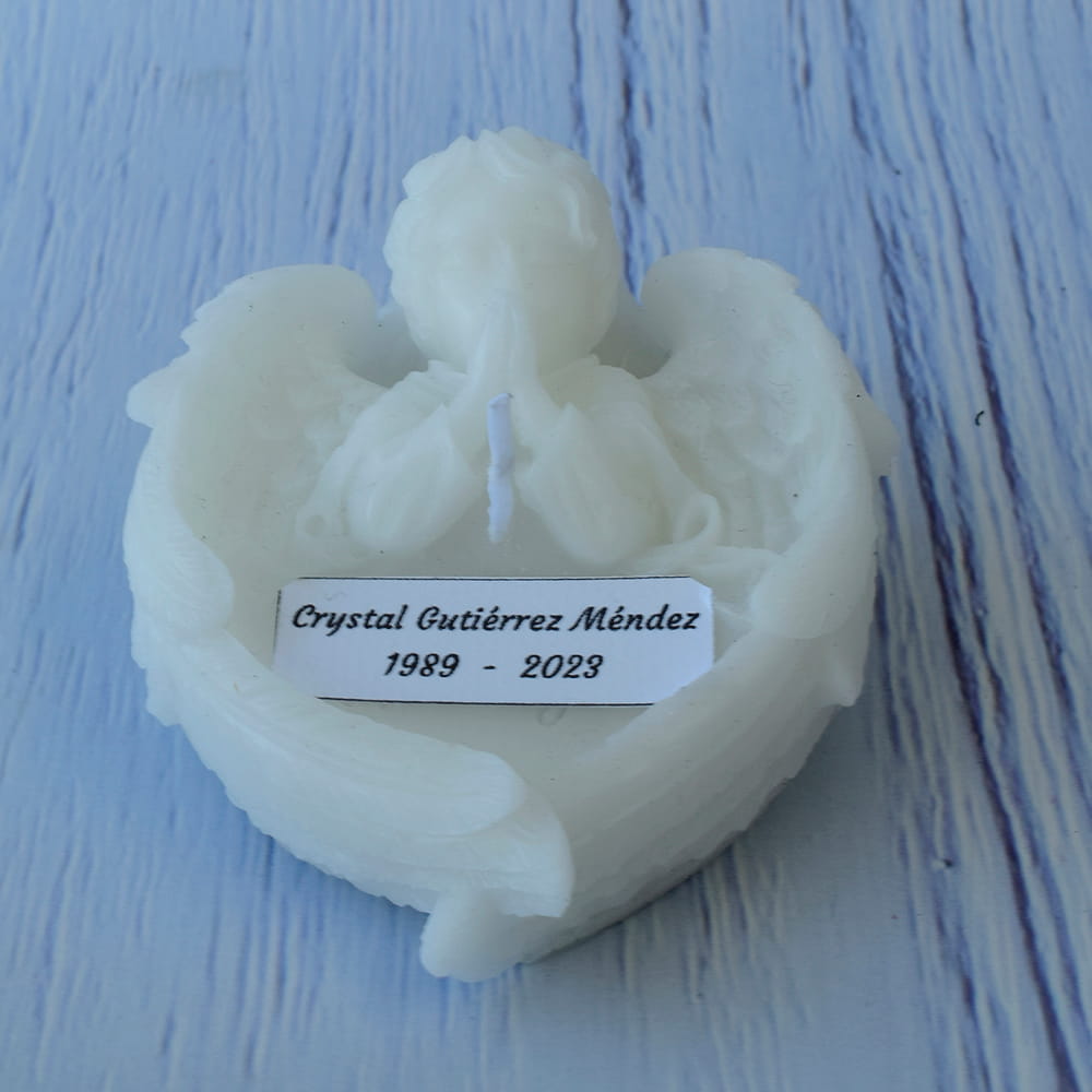 Vela blanca artesanal en forma de ángel orando, ideal como recuerdo personalizado para eventos religiosos y ceremonias luctuosas.
