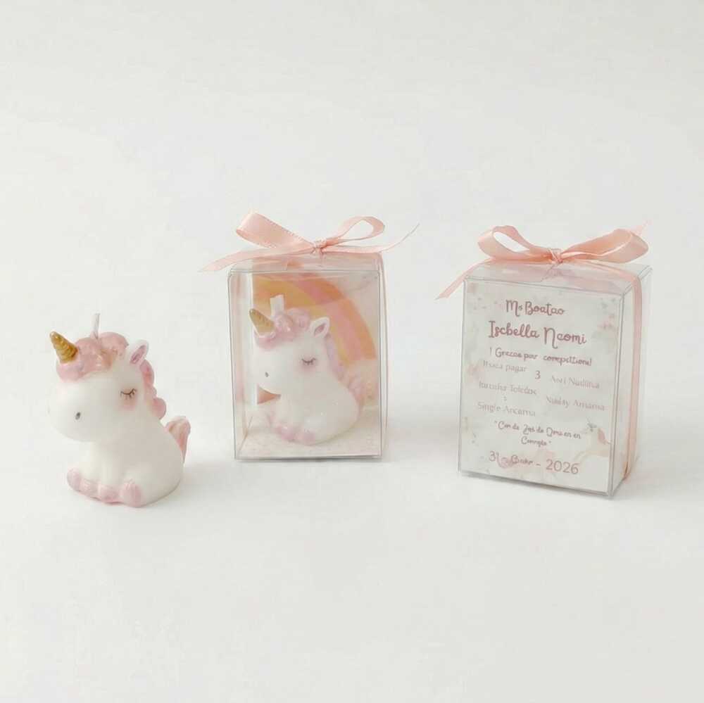 Vela artesanal de unicornio en caja transparente personalizada con moño rosa, ideal como recuerdo para baby shower o cumpleaños.
