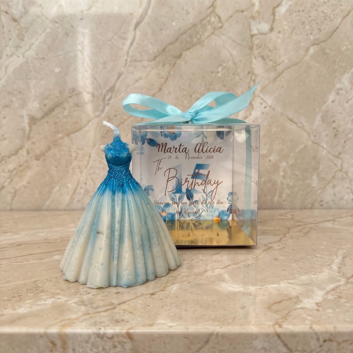 Recuerdo para quince años, vela de vestido azul.
