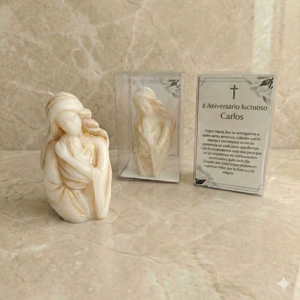 Hermoso y delicado recuerdo luctuoso que presenta la figura de la Virgen María abrazando con ternura al niño Jesús. Se presenta en una elegante cajita transparente con un sobrio moño negro, acompañada de una emotiva tarjeta con una cruz y una profunda oración de consuelo.