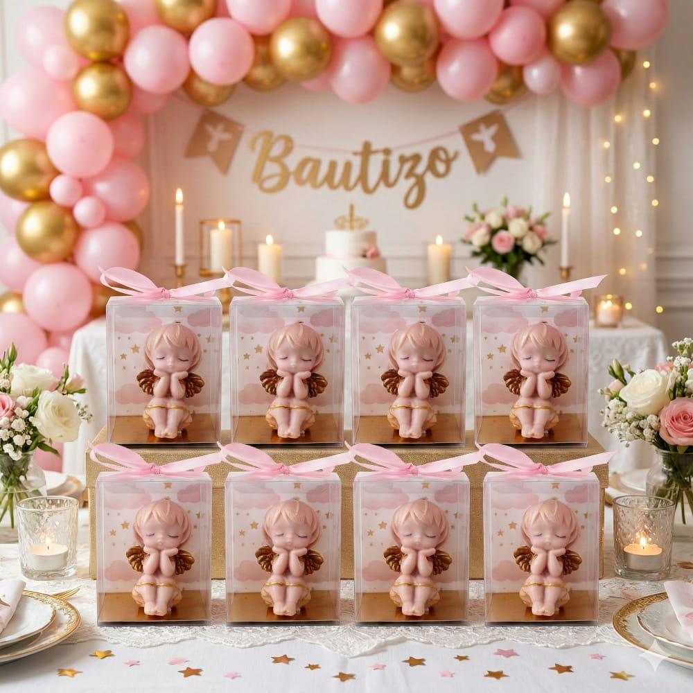 Recuerdos para bautizo de niña Ondine: velas de angelito rosa en cajas transparentes con listón rosa, exhibidas frente a una decoración de globos y letrero de Bautizo.