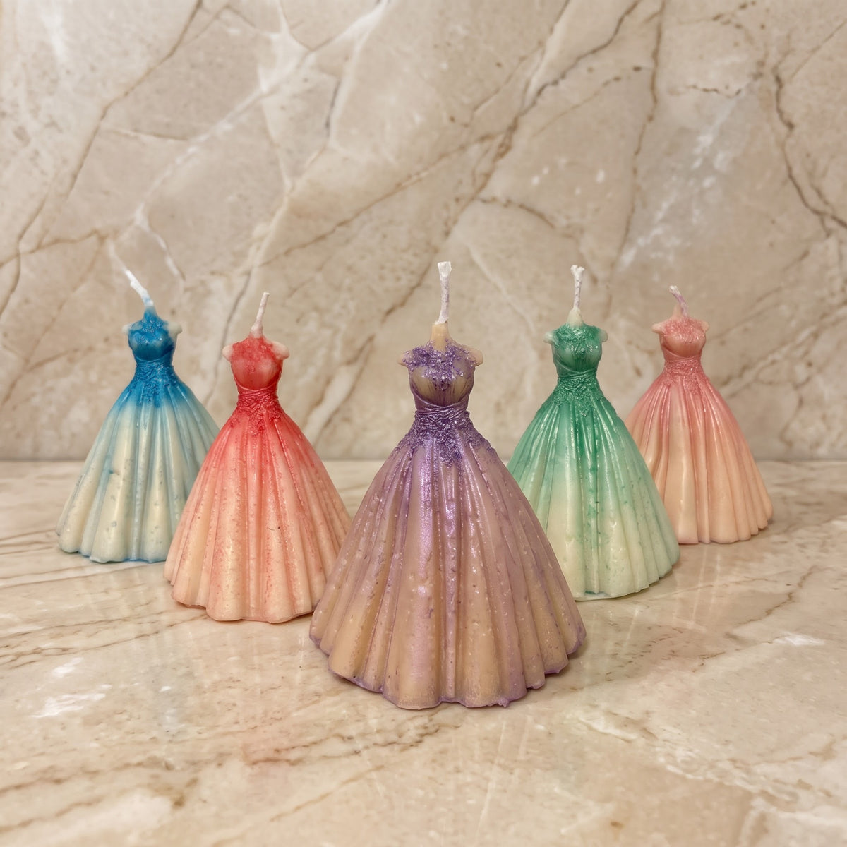 Variedad de colores de vela de vestido de quince años.