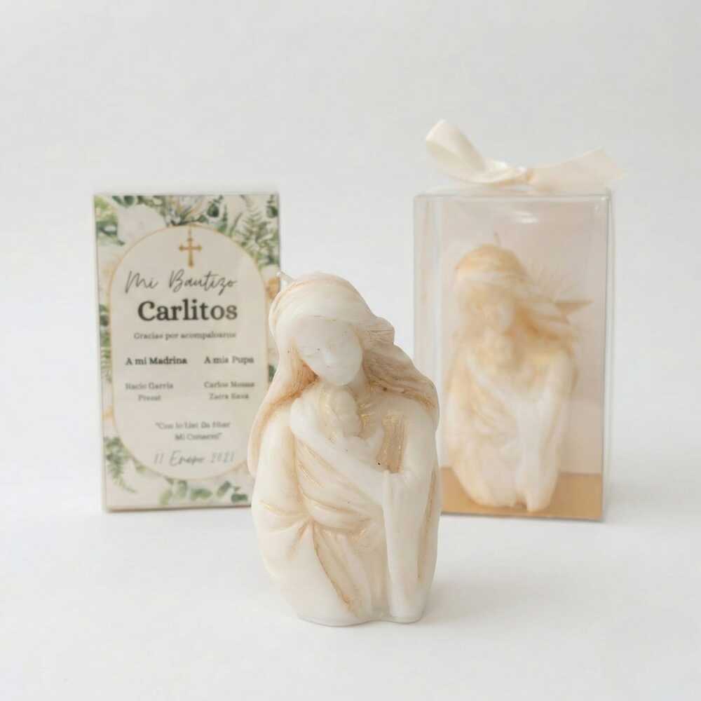 Vela artesanal de la Virgen con el Niño Jesús, en caja personalizada con moño, ideal como recuerdo para bautizo.
